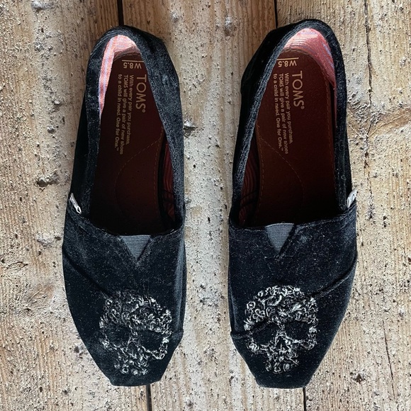 TOMS Black Velvet Skull Slip-On Flats 8.5 Limited Edition Goth Chic - Picture 2 of 11